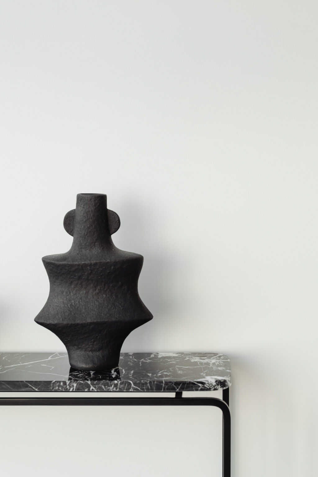 kaboompics_marble-console-furniture-ceramic-black-vase-27221 (2)