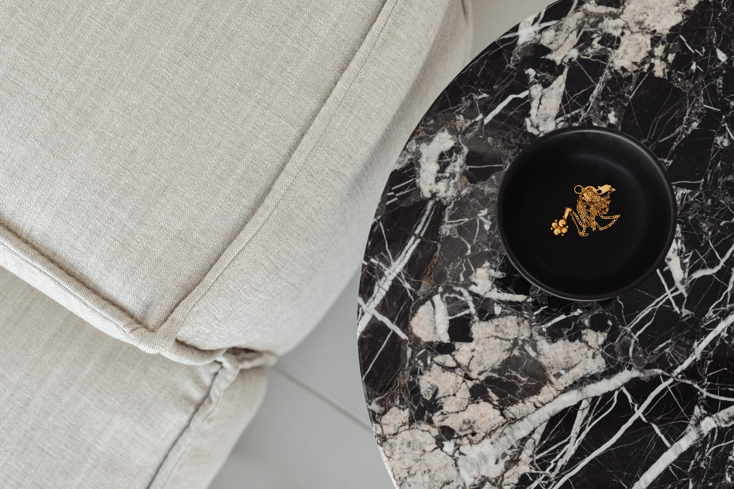kaboompics_marble-side-table-round-greige-linen-sofa-cement-floor-jewelry-gold-chain-27219